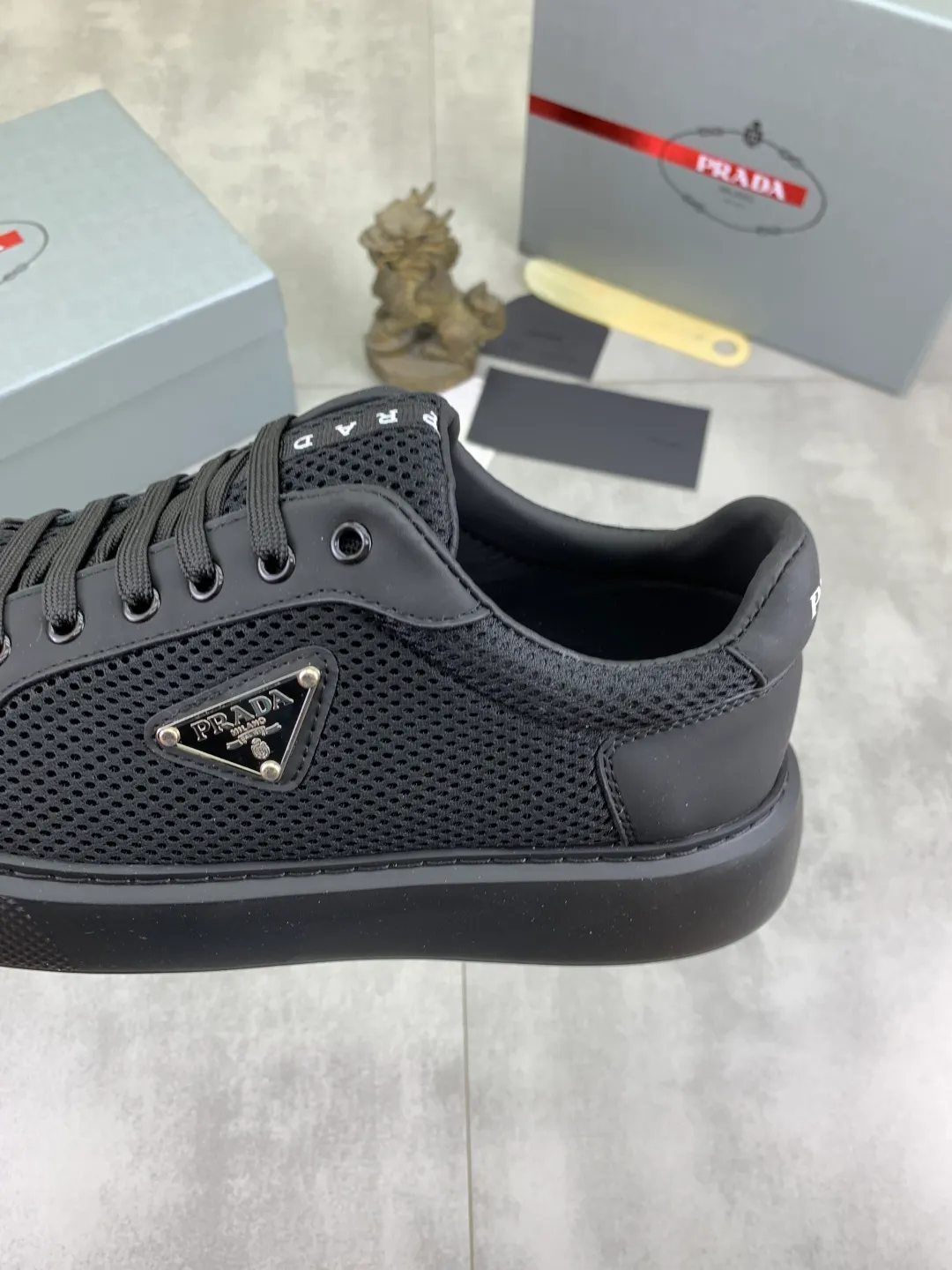 Men's shoes 💰P580💰 [New style] High version official website popular models are on the market, 🆘 Trendy brand (Prada) mainly promotes popular models, avant-garde and versatile fashion men's shoes private version mold opening, cowhide surface splicing 1:1.. Fashionable and simple, original imported cowhide lining cowhide feet; the atmosphere and personality are more fashionable, eye-catching and pursuing class. It will subvert the old idea and be a must-have for fashion trendsetters with you! Must keep it for yourself! Tall and comfortable, large and low, high-end quality workmanship. Size: 38-44 6️⃣colors available.